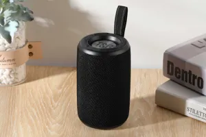 Tragbarer kabelloser Bluetooth-Lautsprecher mit tiefem Bass und schwarzem Stoffdesign.