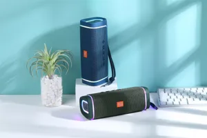 Tragbarer wasserdichter Bluetooth-Lautsprecher mit Stoffnetz und bunten Lichtern außen
