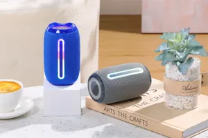 Mini altavoz Bluetooth cilíndrico portátil con tira de luz LED colorida para exteriores y escritorio.