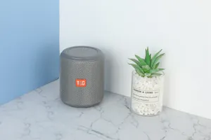 Tragbarer kabelloser Stoff-Bluetooth-Lautsprecher mit klarem Sound und zylindrischem Design