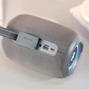 Haut-parleur Bluetooth sans fil portable avec LED colorées, design étanche et basses profondes.