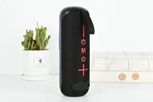 Enceinte Bluetooth portable avec tissu noir et design cylindrique pour audio sans fil.