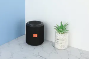 Tragbarer kabelloser Stoff-Bluetooth-Lautsprecher Detailansicht, schwarzes zylindrisches Design.