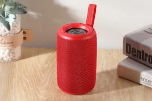 Tragbarer kabelloser Bluetooth-Lautsprecher mit sattem Bass, Stoffdesign und praktischer Schlaufe.