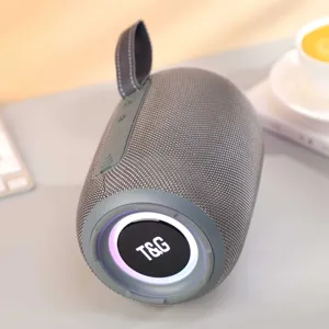 Vue de détail de l'enceinte Bluetooth sans fil portable avec anneau LED et tissu gris.