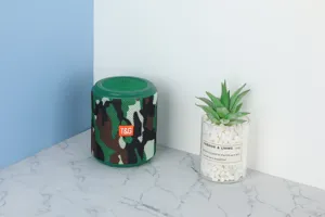 Tragbarer kabelloser Bluetooth-Lautsprecher im Camouflage-Design für Outdoor-Aktivitäten.