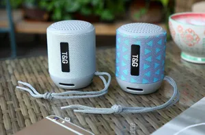 Mini altoparlante Bluetooth wireless portatile impermeabile con corda per uso all'aperto.