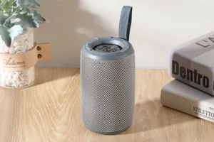 Tragbarer kabelloser Bluetooth-Lautsprecher mit Stoffgewebe und Trageschlaufe für den Outdoor.