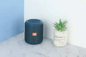 Tragbare Bluetooth Stoff-Lautsprecher Detailansicht mit kabelloser Audiowiedergabe.