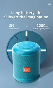 Detailansicht des blauen Mini Bluetooth Lautsprechers mit Bedienelementen und Uhr Hintergrund