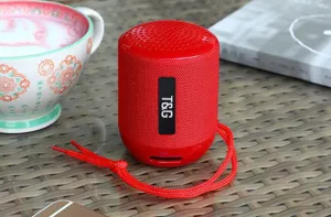 Mini altoparlante bluetooth wireless portatile con pratico cordino in tessuto per la musica.