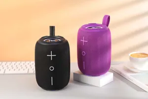 Haut-parleur Bluetooth étanche portable avec LED colorées et basses puissantes.