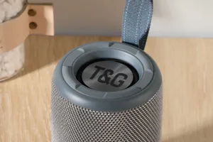 Nahaufnahme eines tragbaren Bluetooth-Lautsprechers mit Stoffgewebe und praktischem Gurt.