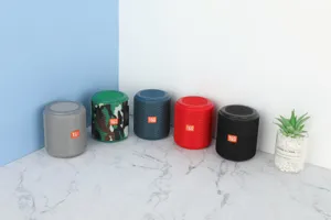 Tragbarer Stoff-Bluetooth-Lautsprecher mit kabelloser Verbindung und zylindrischem Design.
