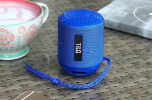 Altoparlante bluetooth portatile senza fili con bassi potenti e design impermeabile.