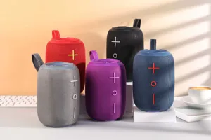 Haut-parleur Bluetooth sans fil portable avec lumières LED colorées et basses profondes pour extérieur.