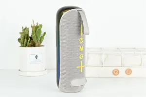 Haut-parleur Bluetooth sans fil portable avec lumières LED colorées et sangle de transport.
