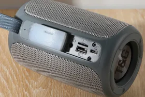 Tragbarer Outdoor Bluetooth Lautsprecher Detailansicht mit Anschlüssen und Stoffdesign.