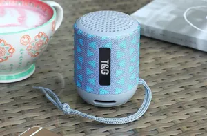 Altoparlante bluetooth portatile senza fili con cordino mini subwoofer impermeabile esterno.