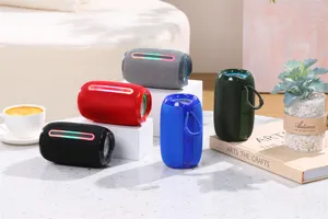 Detalle de altavoz Bluetooth inalambrico portatil con opciones de color vibrantes y diseno compacto.