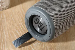 Tragbarer kabelloser Bluetooth-Lautsprecher Detailansicht mit Stoffgeflecht und Trageband.