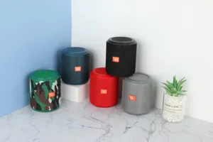 Tragbarer kabelloser Stoff-Bluetooth-Lautsprecher mit zylindrischem Design für Musik.