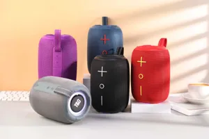 Haut-parleur Bluetooth sans fil étanche portable avec lumières LED colorées pour musique.