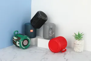 Tragbarer kabelloser Stoff-Bluetooth-Lautsprecher mit Schlaufe, Detailansicht.