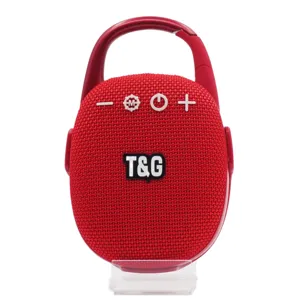 Tragbarer kabelloser Outdoor Bluetooth Lautsprecher mit Karabiner und rotem Stoffbezug.