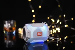 Gros plan d'enceinte Bluetooth sans fil portable avec lumières LED colorées et design.