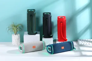 Detailaufnahme tragbarer Bluetooth Lautsprecher, bunte LED Lichter und Stoffdesign.