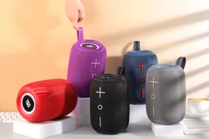 Haut-parleur bluetooth sans fil portable avec un design etanche et des couleurs vibrantes LED.