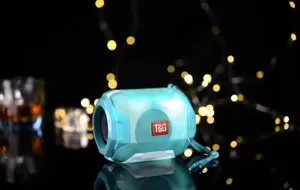 Haut-parleur sans fil Bluetooth portable avec basses riches et corps en tressé cyan compact.