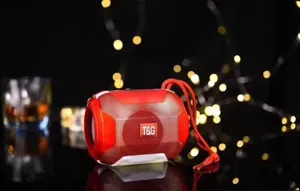 Détail de haut-parleur Bluetooth rouge portable avec tissu mesh et logo T&G.