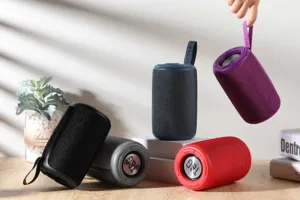 Tragbarer Outdoor Bluetooth Lautsprecher mit TWS, starkem Bass und stylischem Design für Geschenke.