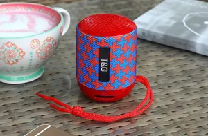 Altoparlante bluetooth portatile per esterni senza fili con tessuto, cordino e bassi.