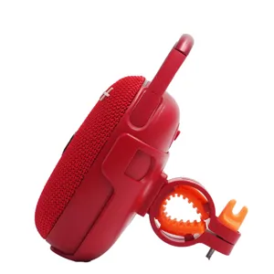 Nahaufnahme des roten tragbaren kabellosen Lautsprechers mit integriertem Karabinerclip.