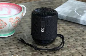 Vista dettagliata dell'altoparlante Bluetooth portatile nero wireless con cordino compatto.