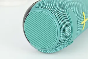 Gros plan détaillé de la texture en tissu maillé du haut-parleur Bluetooth portable bleu.
