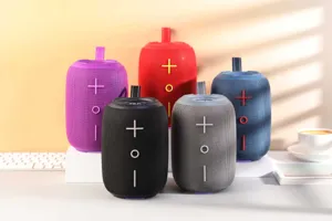 Haut-parleur Bluetooth étanche portable éclairage LED coloré vue de détail en plein air