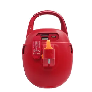 Detailansicht des tragbaren Outdoor-Bluetooth-Lautsprechers mit Karabiner und Halterung.