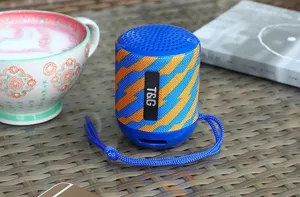 Altoparlante Bluetooth portatile senza fili con tessuto colorato e comodo cinturino per esterni.