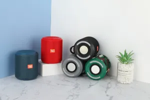 Tragbarer kabelloser Bluetooth-Lautsprecher mit Stoff-Design, sattem Bass und vielen Farben.