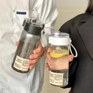 Bouteille d'eau en plastique portable avec lanière, design minimaliste, idéale pour l'usage.