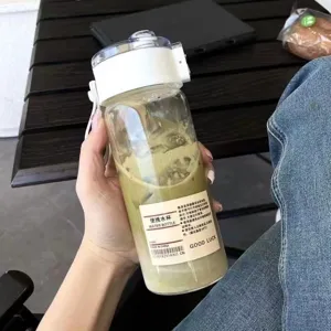Bouteille d'eau en plastique portable avec couvercle rabattable et lanière extérieure.