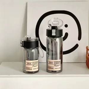 Bouteille d'eau en plastique portable minimaliste avec infuseur à thé, gobelet transparent.
