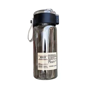 Bouteille d'eau en plastique portable avec dragonne et couvercle pour une hydratation quotidienne.
