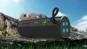 Detailansicht eines tragbaren Outdoor-Bluetooth-Lautsprechers mit Umgebungsbeleuchtung.