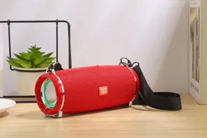Nahaufnahme des roten tragbaren Bluetooth-Lautsprechers mit Textilgewebe und Seitenelement.