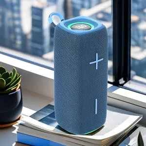 Tragbarer kabelloser Bluetooth Lautsprecher in Blau mit RGB Licht und Soundbox Detailansicht.